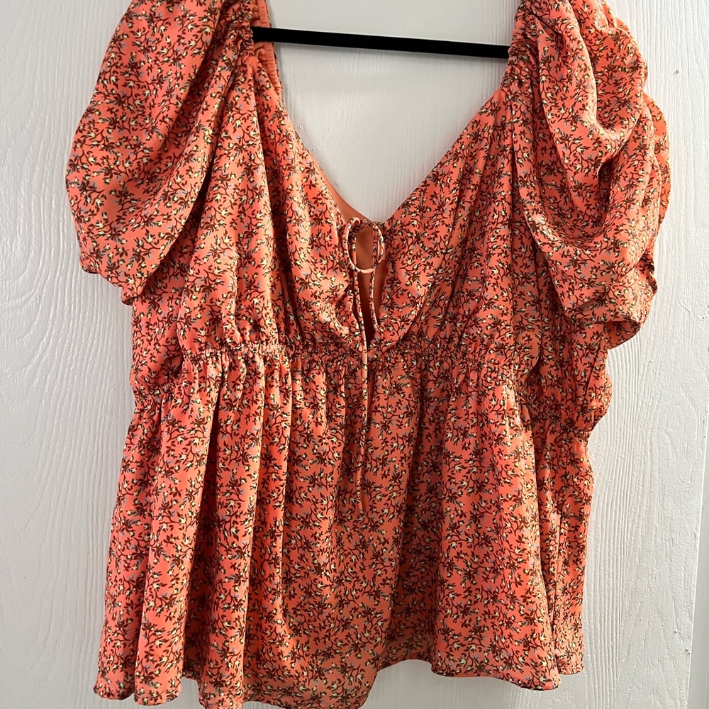 Short sleeve floral blouse